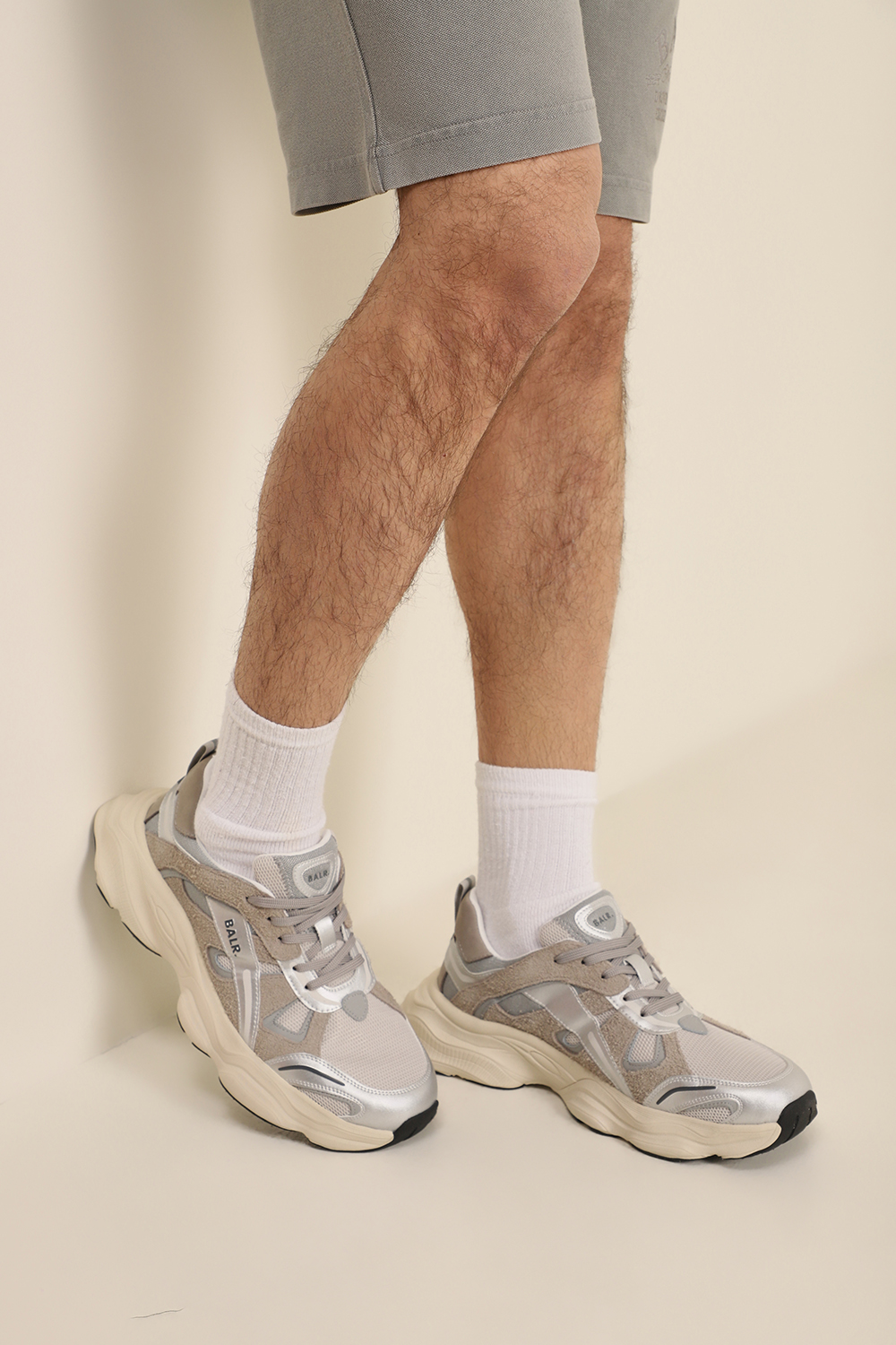 תמונת כל הלוק של נעלי סניקרס